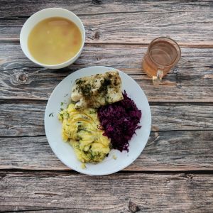 Zdjęcie przedstawia Dietę podstawową: Dyniowa z makaronem Ziemniaki z koperkiem gotowane Ryba pieczona (Morszczuk) Sur&oacute;wka z kapusty czerwonej z olejem Kompot owocowy z jabłkami